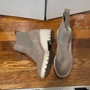 Stylish Taupe Ankle Boots dolce vita